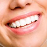 Denti bianchi: rimedi naturali